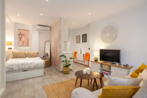 Andres Perez & quiet courtyard by ELE Apartments